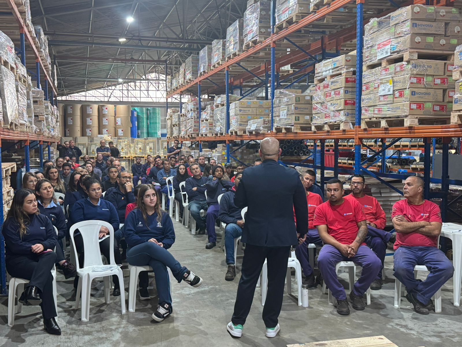 Fabio Vasconcelos palestrando para equipe operacional em galpão industrial